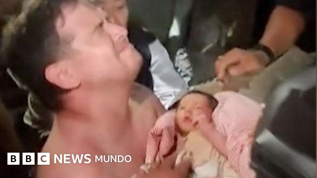 Imagen para: Rescate conmovedor de un bebé y su madre en medio de la devastación de los terremotos en Venezuela