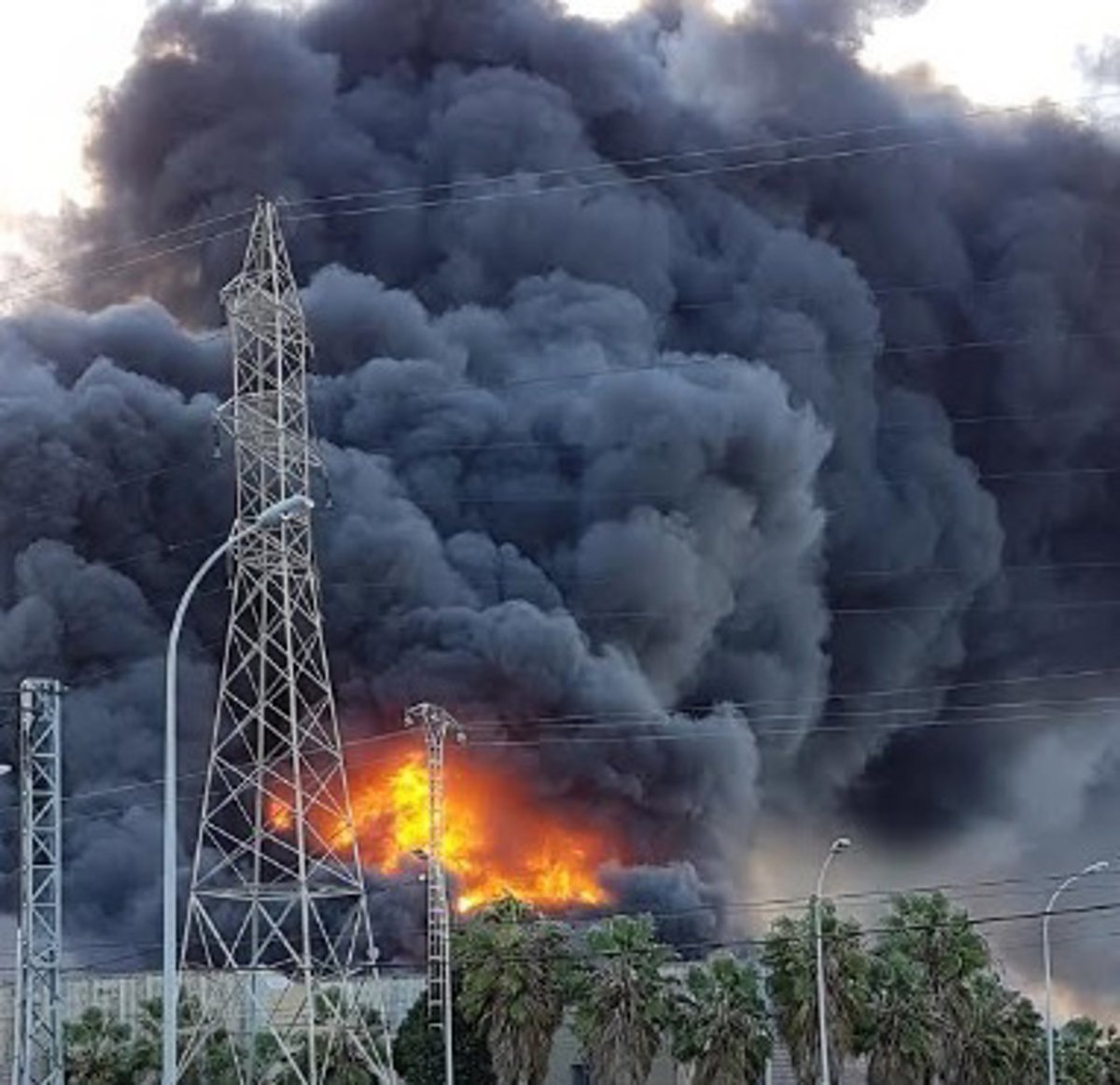 Imagen para: Avanzan los esfuerzos de extinción del incendio industrial en Paterna