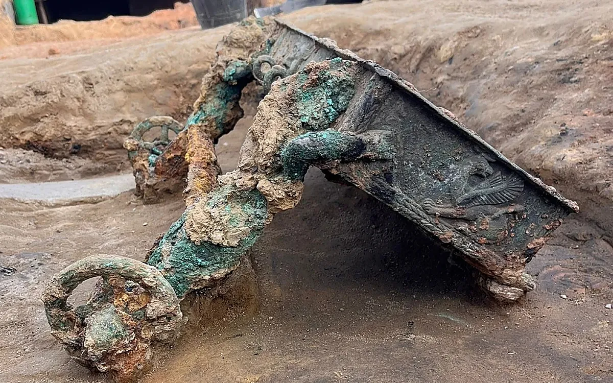 Imagen para: Descubierta una excepcional pieza tartésica en Casas del Turuñuelo: un carro de bronce que evidencia el comercio con el Mediterráneo