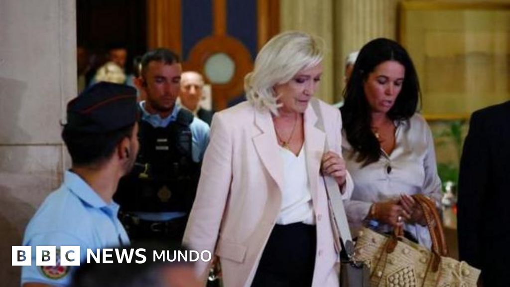 Imagen para: Francia rebaja la pena a Marine Le Pen y le permite postularse con un brazalete electrónico