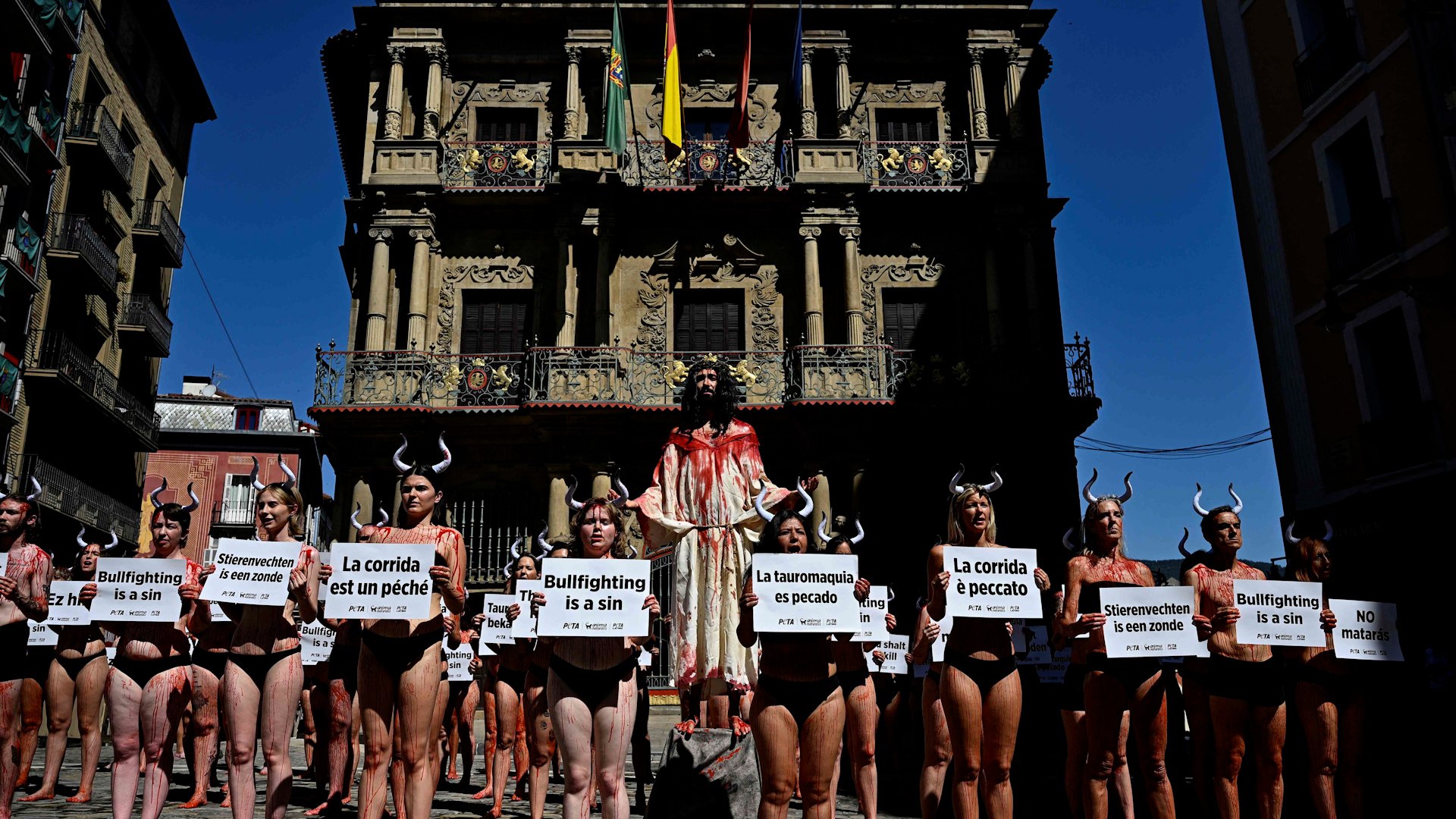Imagen para: PETA denuncia que la tauromaquia en Sanfermines se burla de valores católicos