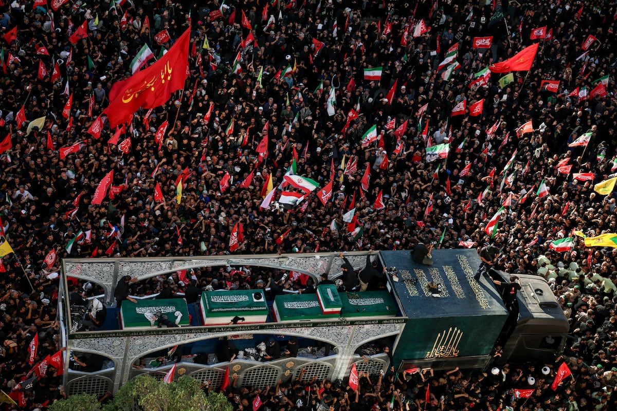 Imagen para: El régimen iraní entierra a Jameneí como mártir para escenificar su poder regional