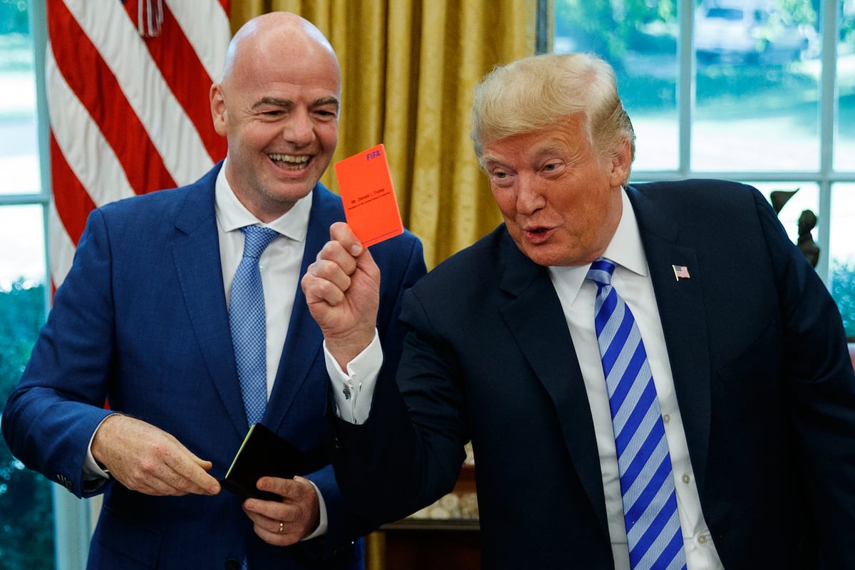 Imagen para: La Obscenidad en la Política: Impacto Cultural de una Tarjeta de Trump