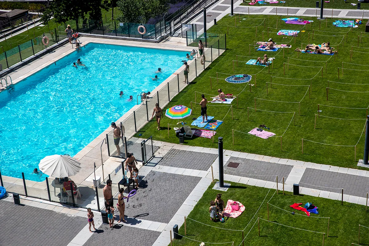 Las comunidades de vecinos de Sevilla restringen acceso a piscinas para morosos