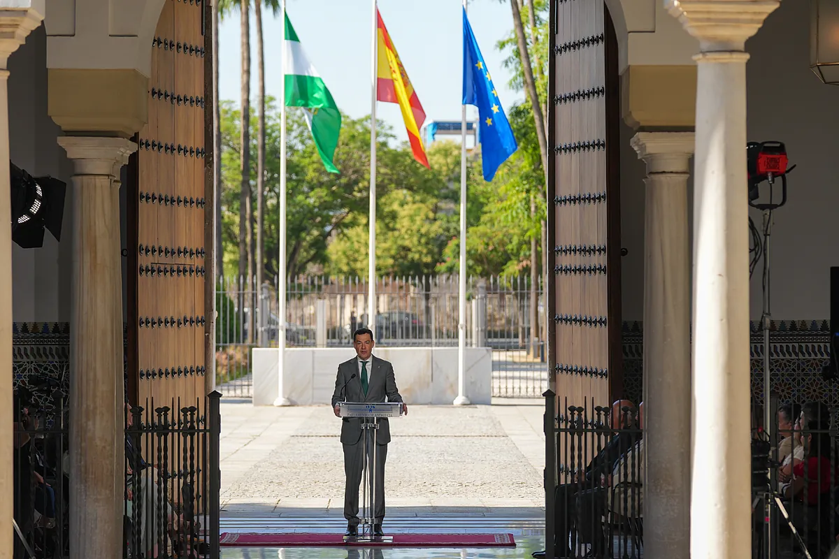 Juanma Moreno presenta un gobierno que continúa su hoja de ruta y modera la influencia de Vox