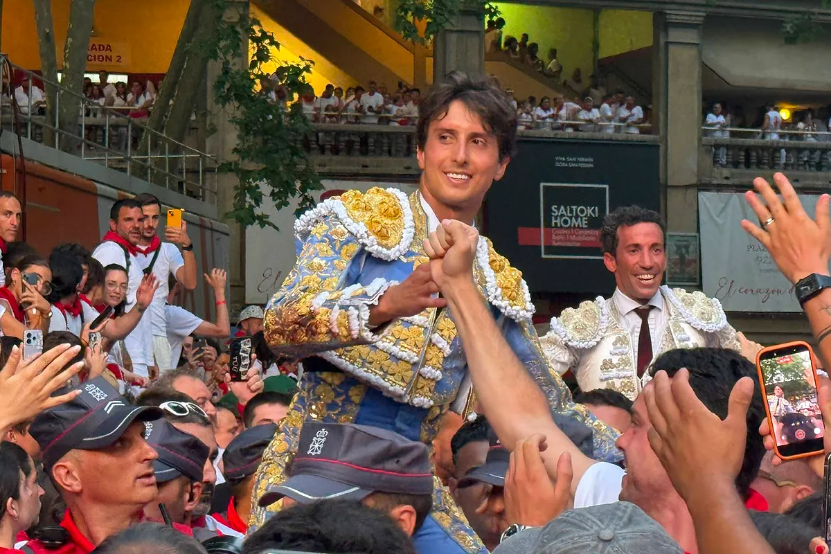 Imagen para: Puerta grande de chirigota: Roca Rey y David de Miranda brillan en Pamplona