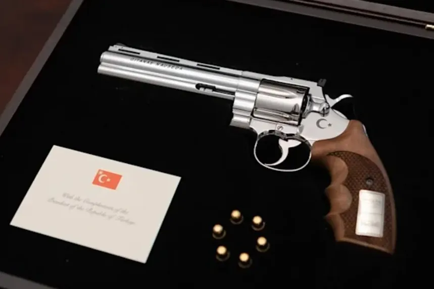 Imagen para: Erdogan regala pistolas a líderes de la OTAN: Implicaciones para la diplomacia internacional