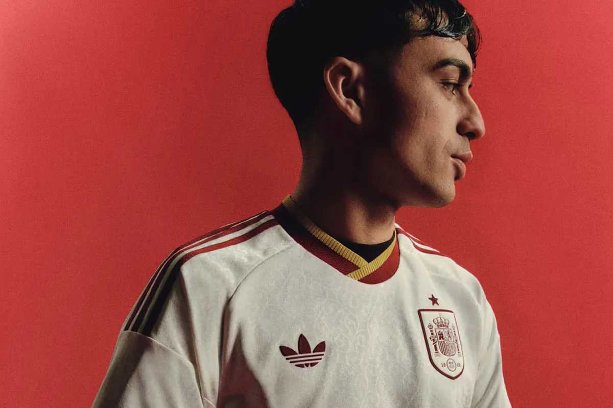 Imagen para: ¿Por qué arrasa la camiseta blanca de España? Análisis de su popularidad cultural