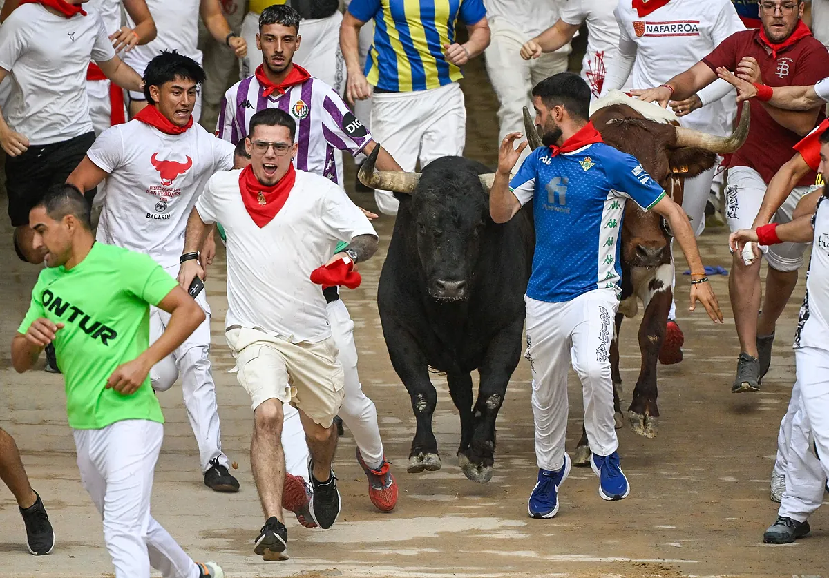 Sexto encierro de San Fermín 2026: La Palmosilla vuela entre la muchedumbre