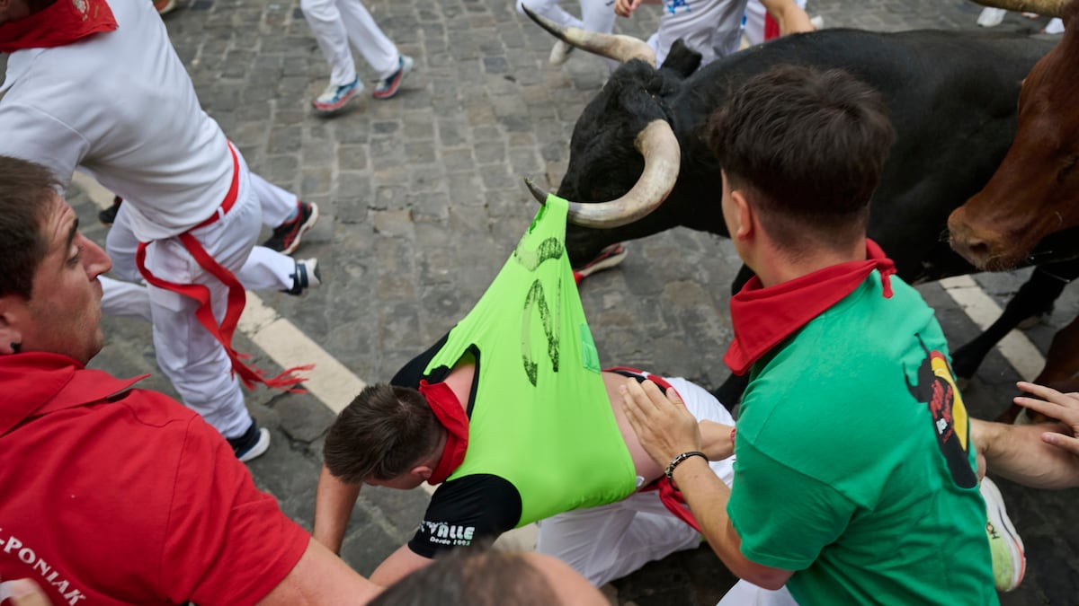 Imagen para: La nobleza y velocidad de los miuras: emocionante séptimo encierro de San Fermín