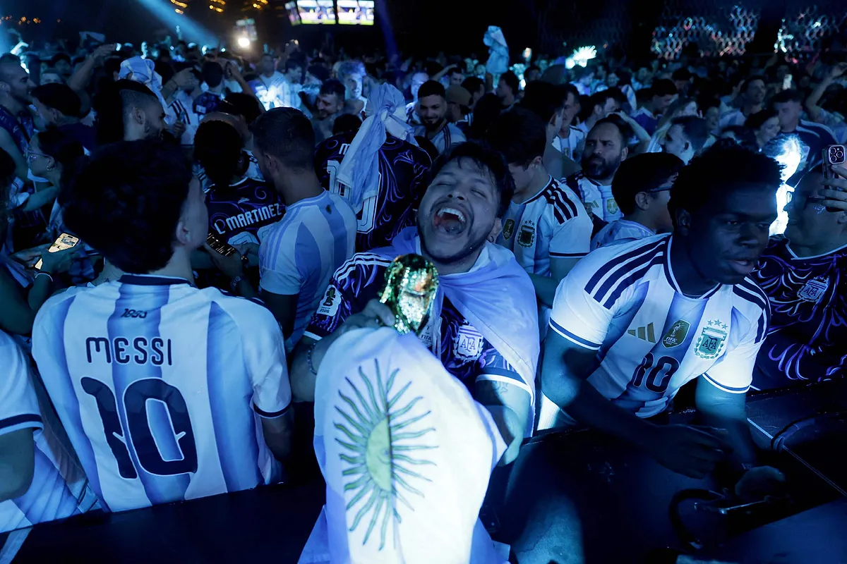 Detienen a aficionada argentina por agredir a policía en celebración del Mundial en plaza de Isabel II
