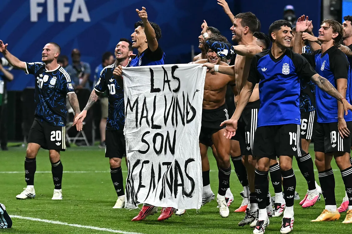 La pancarta prohibida por la FIFA que mostraron los jugadores argentinos: 'Las Malvinas son argentinas'