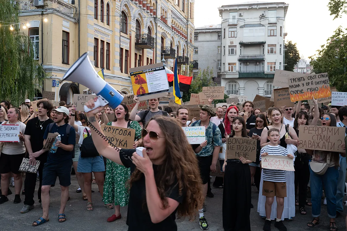 Imagen para: Protestas masivas en Kiev: La destitución del ministro de Defensa Fedorov y su impacto