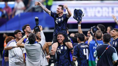 Imagen para: Argentina remonta 2-1 a Inglaterra y se enfrenta a España en la final del Mundial 2026