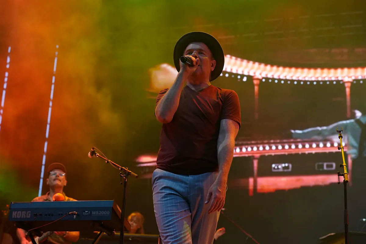 Belle and Sebastian celebran su cumpleaños pop en la noche tropical de Barcelona