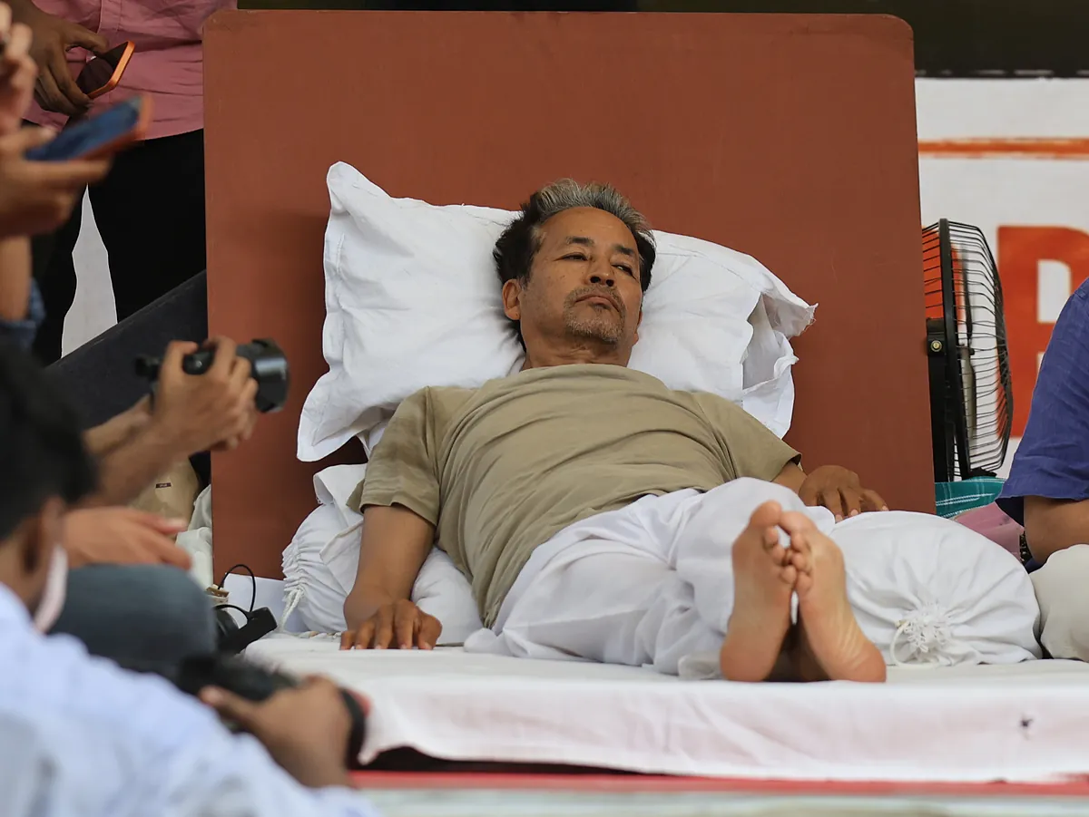 Imagen para: La Policía india hospitaliza al activista Sonam Wangchuk en el día 21 de su huelga de hambre