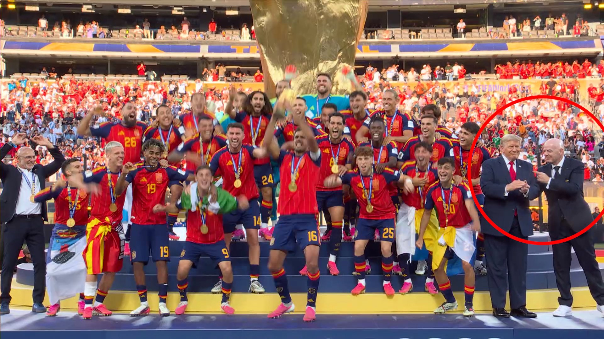 Donald Trump sorprende al aparecer en la foto de campeones del mundo de España