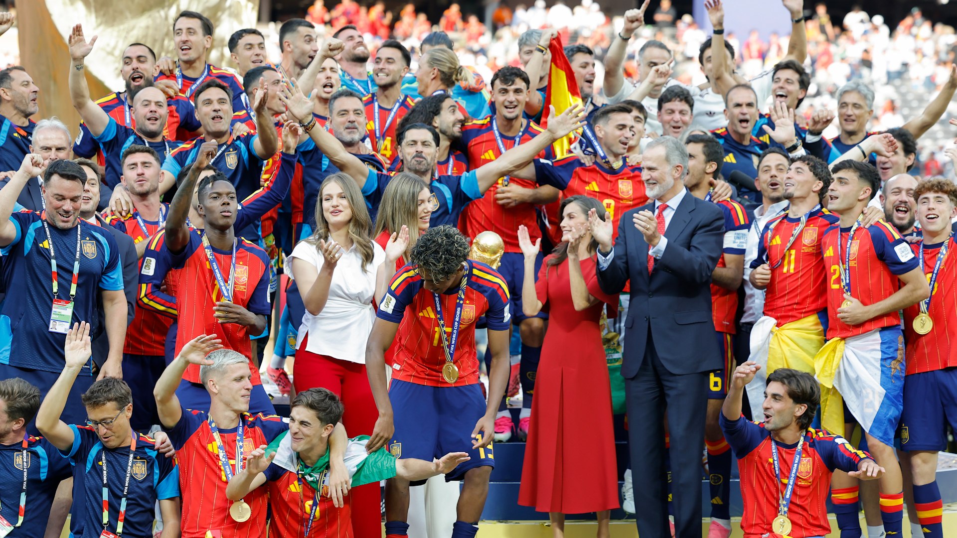 Celebración sobria en el vestuario de España: pocos bailes y un vino de 2.000 euros para Ferran