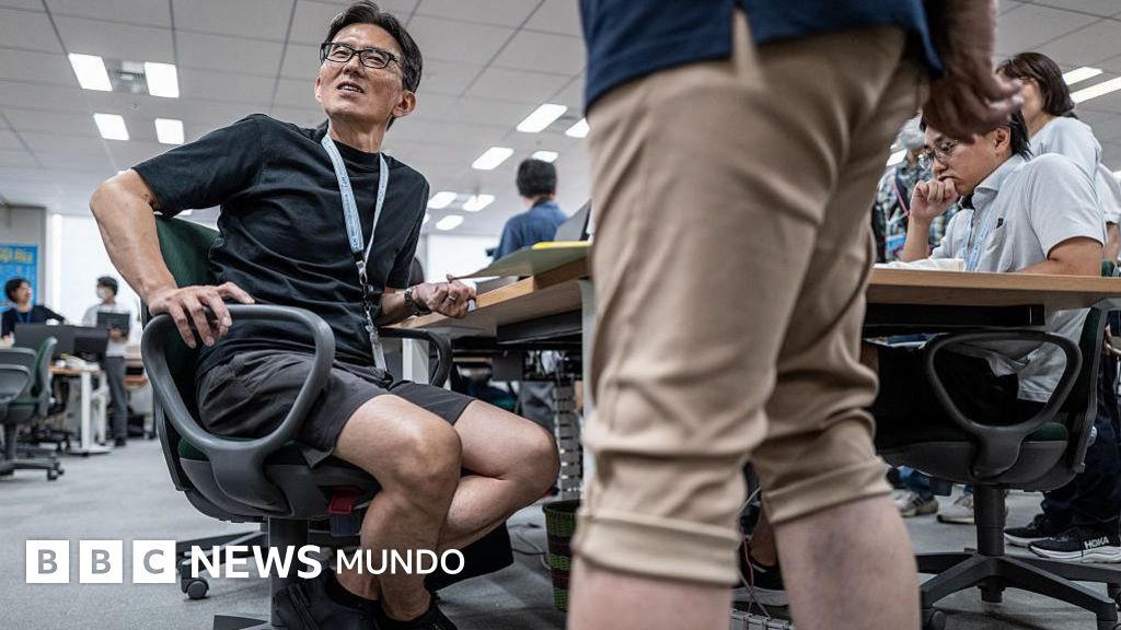 Imagen para: Tokio insta a hombres a usar pantalones cortos en el trabajo: ¿acoso por el vello de las piernas?