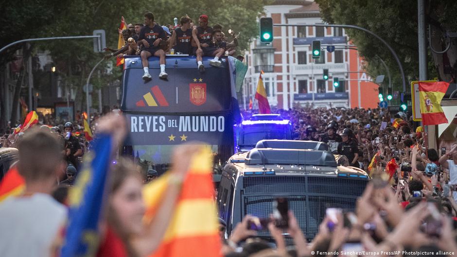 Imagen para: Dos millones de personas reciben a la selección de España en Madrid: celebración histórica en la capital
