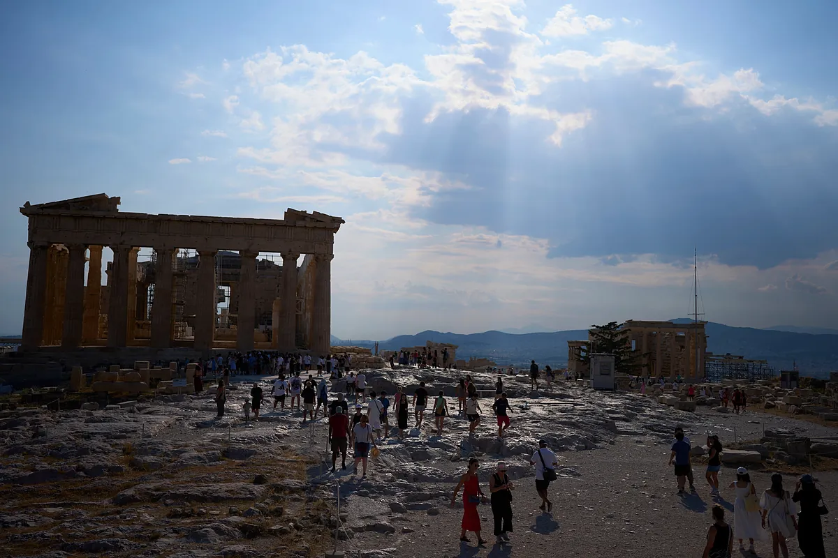Un hombre apuñala a dos turistas cerca de la Acrópolis de Atenas: Impacto en el turismo griego