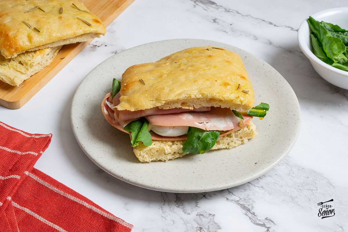 Focaccia rellena: receta perfecta de merienda con mortadela y burrata