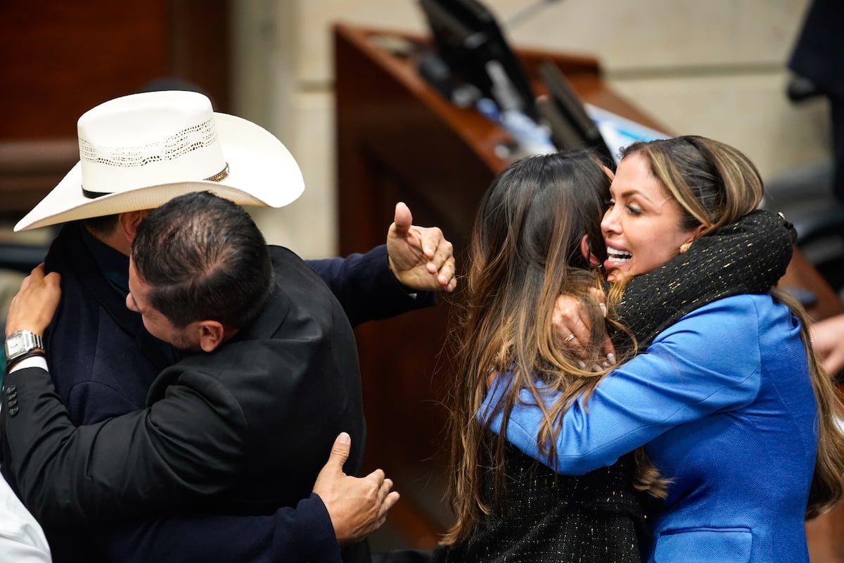 Imagen para: Abejas y alianzas inéditas: el impacto de la unión entre partidos en Colombia